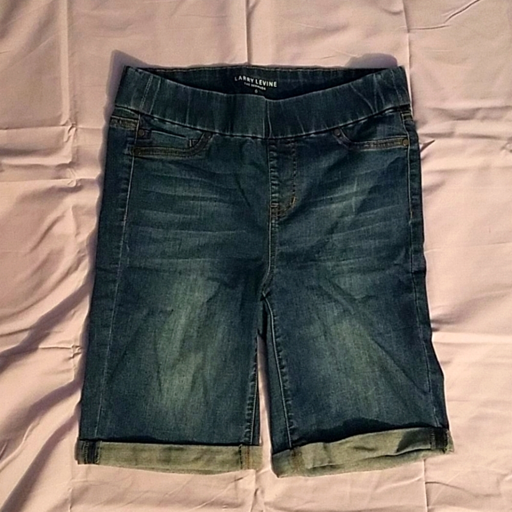 Larry Levine Ladies size 6 Bermuda shorts